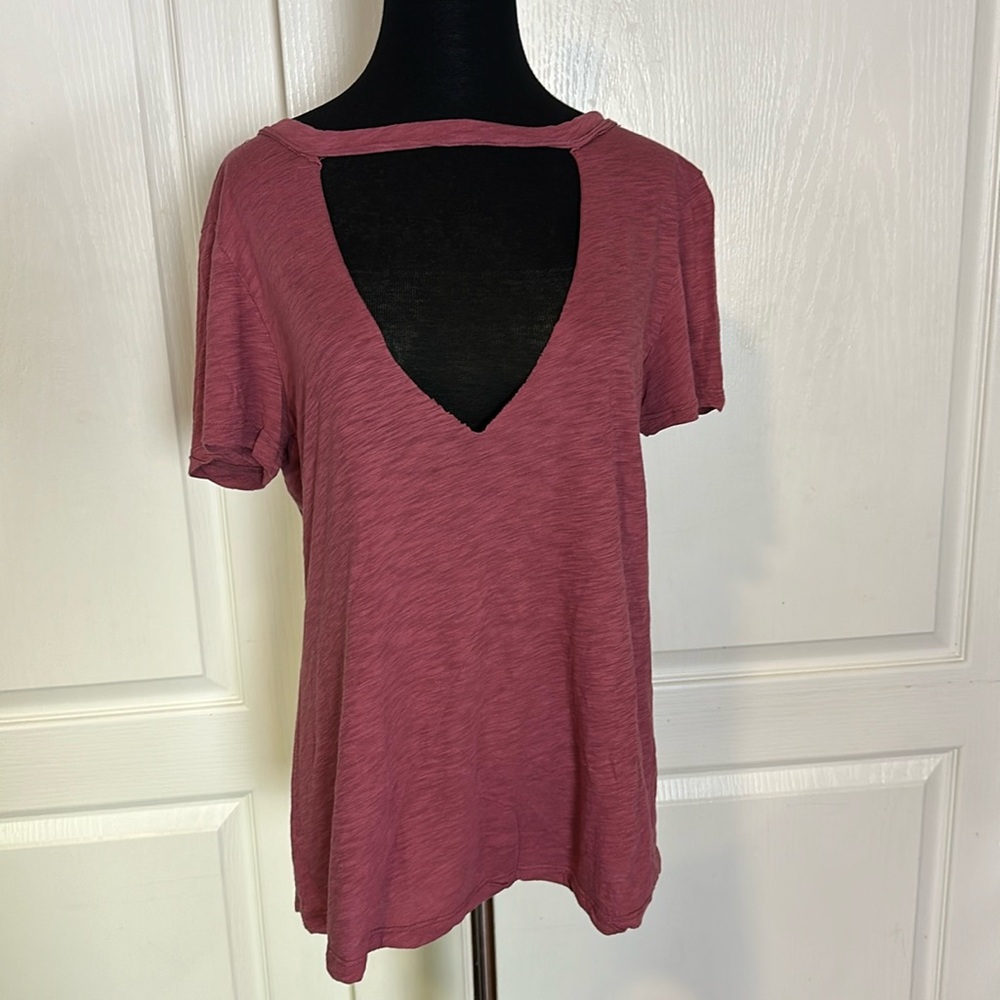 SUMMIT + PEAK PINK V CUT TEE